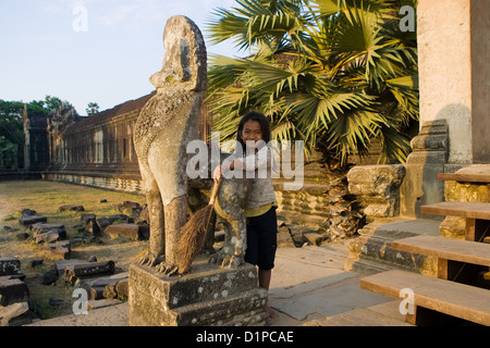 Mädchen mit Besen in Angkor Wat, Kambodscha Stockfoto