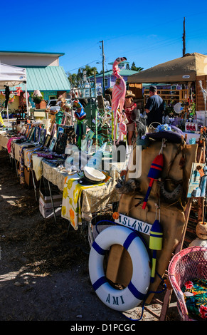 Artikel für den Verkauf am Sonntag Flohmarkt auf Longboat Key, FL Stockfoto