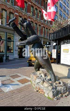 Kultige Bär mit Fisch-Statue am Eingang der Sparks Street Mall in der Innenstadt von Ottawa Ontario Kanada National Capital City Stockfoto