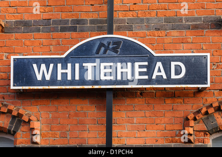 Schild am Whitehead Bahnhof Stockfoto