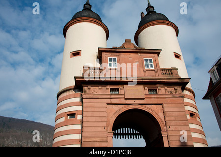 Deutschland, Heidelberg. Twin Tower Brückentor (Bridge Gate) oder alte Stadttor an der Karl-Theodor-Brücke. Stockfoto