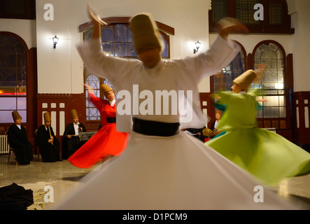 Wirbelnden Derwisch Sema Zeremonie mit Musikern und Tänzern Istanbul Türkei an Frauen Stockfoto