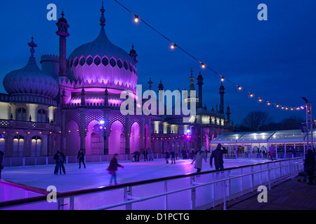 Brighton Royal Pavilion mit Winter Eislaufbahn und Skater in der Nacht, Brighton, East Sussex, England Stockfoto