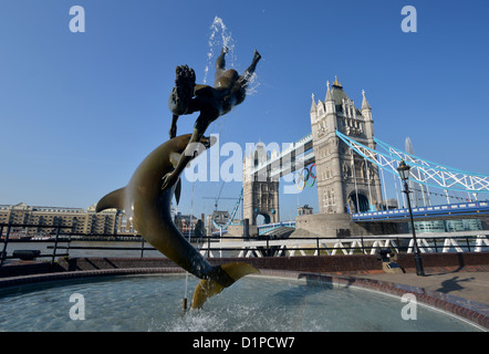 David Wynne Girl mit A Dolphin Statue in der Nähe von Tower Bridge in London - viktorianischen Technik auf der Themse Stockfoto