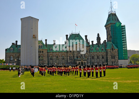 Band spielt auf den Wechsel der Ehrengarde am Parlament Hill Ottawa Ontario Kanada National Capital City Stockfoto