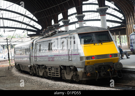 High-Speed Personenzug in East Coast trainiert Lackierung wartet auf eine Plattform am Bahnhof von York, England. Stockfoto