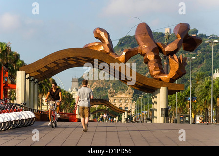 Die Shrimps (Garnelen) oder Gambrinus große Abmessungen Skulptur entworfen, indem Spanisch Javier Mariscal liegt am Paseo Colon, Barcelona Stockfoto