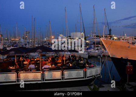 Gaslight (genannt: Luz de Gas) Restaurant mit Terrasse, bar in den Hafen Port Vell, Barceloneta, Barcelona schweben. Foto: © R.Duaso Stockfoto