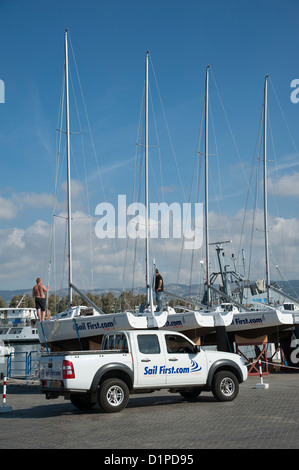 Erste Unternehmen J 80 Yachten auf dem Kai in Paphos Zypern zu segeln Stockfoto