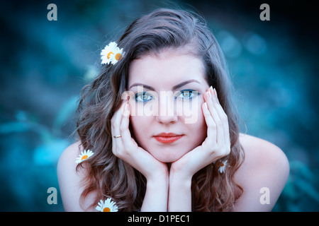 Schöne junge Frau romantische Porträt im Freien im Sommer. Stockfoto