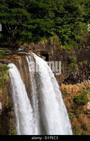 Wailua Falls befindet sich auf dem Wailua River in Wailua River State Park auf der östlichen Seite der Insel Kauai, Hawaii, USA. Stockfoto