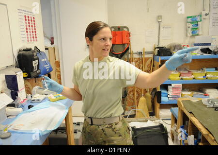 US Navy Hospital Corpsman gibt Anweisungen beim Einleiten von Labortests zur Bestimmung der Blutgruppe des verletzten afghanischen Polizisten auf FOB Farah, Dez. 31, 1. Klasse Jennifer Kleve, führende Petty Officer für Provincial Reconstruction Team (PRT) Farah, Basis-Hilfe-Station.  Vier Mitglieder von der afghanischen nationalen Polizei (ANP) beteiligt an einem IED-Streik durch PRT Farah medizinisches Personal behandelt wurden, die 541st nach vorn OP-Team (Airborne) und Koalition zwingen Sanitäter bei FOB Farah-Hilfe-Station.  PRT Farah Mission ist es, zu trainieren, beraten und unterstützen afghanischen Regierungschefs auf dem Gemeindegebiet, ein Stockfoto