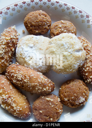 Traditionelle griechische Weihnacht Bisquitmehl Melomakarona und Kourabiedes Stockfoto