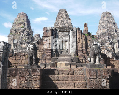 Der Ost-Mebon ist ein alter Tempel der Hindu-Gott Shiva gewidmet und wurde im 10. Jahrhundert in Angkor, Kambodscha. Stockfoto