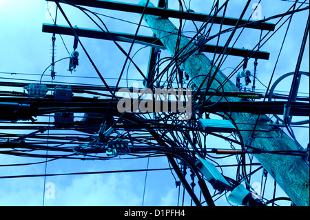 Oberleitung Kabel hängen horizontal auf Stromleitungen Stockfoto