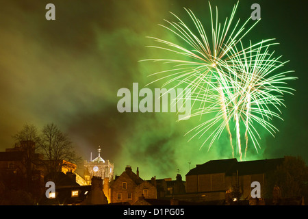 Feuerwerk statt in der Sele, einem Park in Hexham mit Flutlicht Abtei im Vordergrund, Northumberland, England Stockfoto