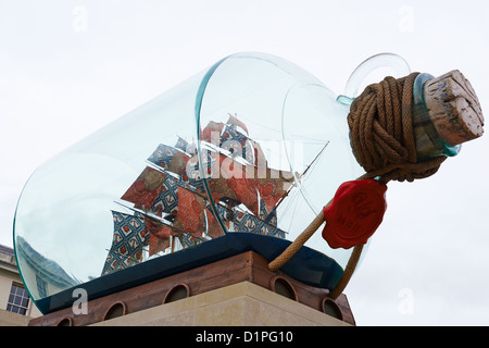 Nelsons Schiff in der Flasche von Yinka Shonibare außerhalb des National Maritime Museum Greenwich London UK Stockfoto