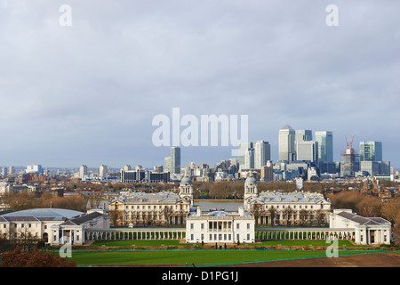 Blick auf die Königin Haus mit Canary Wharf im Hintergrund Greenwich London UK Stockfoto