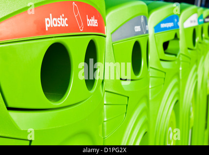 Hellgrün, recycling-Behälter hintereinander in einem Stadtzentrum England UK GB EU Europa Stockfoto