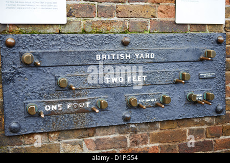 Standardlängen an der Wand des Royal Observatory Greenwich London UK Stockfoto