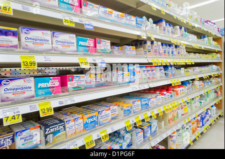 Über den Ladentisch Medikamente und Drogen in den Regalen für selbst Auswahl im Supermarkt Drogerie Apotheke-Shop Apotheke in den USA Stockfoto