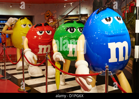 Innenraum des M & M speichern Leicester Square in London UK Stockfoto