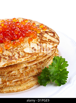 Stapel von Pfannkuchen mit Lachs-Kaviar auf weißem Hintergrund Stockfoto