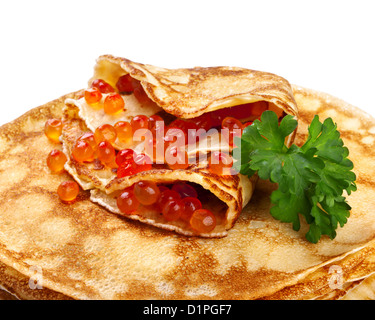 Stapel von Pfannkuchen mit Lachs-Kaviar auf weißem Hintergrund Stockfoto