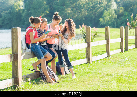 Kaukasische Freunden rumhängen mit Handys und digitale Tablett Stockfoto