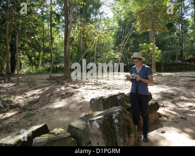 Weiße weibliche Touristen Tour Guide Buch im Park von Angkor Wat in Kambodscha Stockfoto