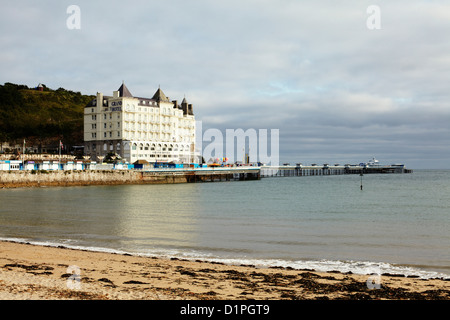 Grand Hotel und Pier in Llandudno, Nordwales Stockfoto