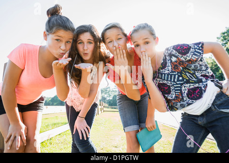 Kaukasische Mädchen bläst Küsse Stockfoto
