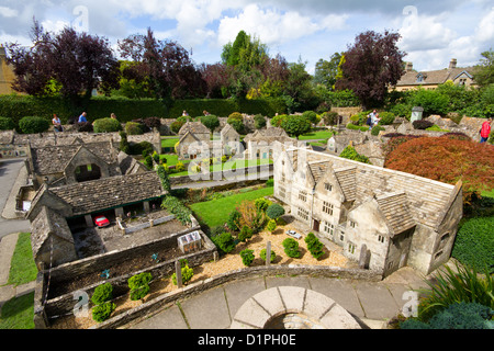 Das berühmte Modell Dorf Bourton auf dem Wasser, Gloucestershire, England. Stockfoto