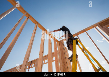 Kaukasischen Mann messen Frame auf Baustelle Stockfoto