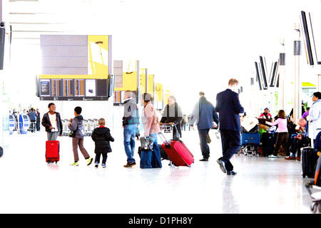 Passagiere in der Ankunftshalle, London Heathrow Airport Terminal 5, fünf Stockfoto