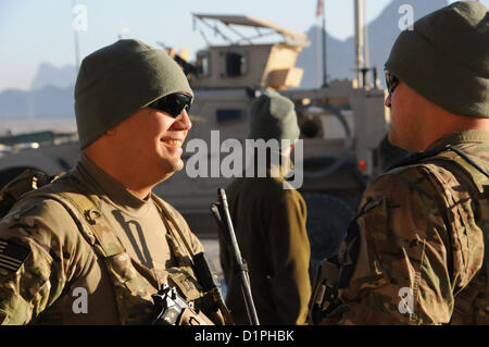 US Army Captain Jacob Estrada, links, Sicherheit des Einsatzkontingents für Provincial Reconstruction Team (PRT) Farah, Gespräche mit SGT Sean Luhmann, eine Sicherheit Kraft Teammitglied vor einer Mission zu Bala Boluk, 2. Januar.  PRT Farah widmet sich trainieren, beraten und unterstützen afghanische Staats-und Regierungschefs bei den Stadtwerken, Bezirks und Landesebene in der Provinz Farah, Afghanistan.  Ihre zivile Militär-Team besteht aus Mitgliedern der US Navy, US Army, U.S. Department of State und der US Agency for International Development (USAID).  (U.S. Navy Photo von Lt. j.g. Matthew Stroup/freigegeben) Stockfoto