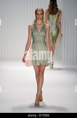 NEW YORK, NY - SEPTEMBER 12: Modell geht dem Laufsteg bei der Modenschau von J Mendel SS2013 Stockfoto