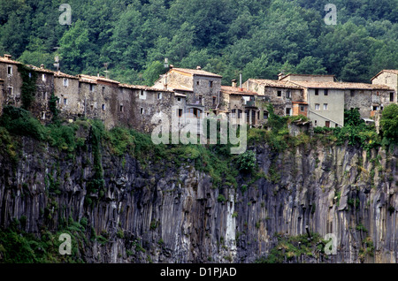 Castellfollit De La Roca, einer kleinen Stadt in Katalonien prekär thront über dem Fluss Fluvia in Catalunya Spanien Stockfoto