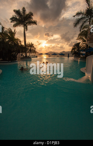 Bilder in Acapulco, Mexiko, bei Sonnenuntergang und Nacht Stockfoto