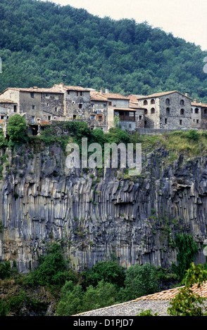 Castellfollit De La Roca, einer kleinen Stadt in Katalonien prekär thront über dem Fluss Fluvia in Catalunya Spanien Stockfoto