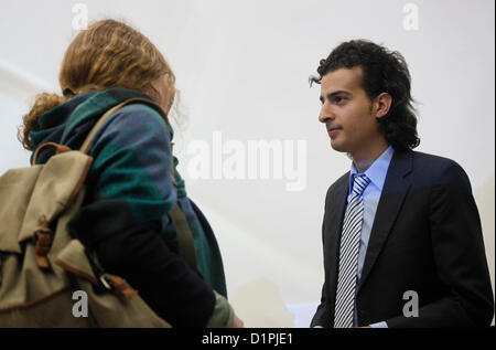 Maikel Nabil Sanad, ein ägyptischer Blogger und politischer Aktivist, spricht am 02. Januar 2012 mit einem israelischen Studenten an der Universität Tel Aviv. Maikel Nabil Sanad ist ein ägyptischer Aktivist, der die No Compulsory Military Service Movement leitet und der erste Kriegsdienstverweigerer in Ägypten war. Er wurde über ein Jahr inhaftiert, wurde aber im Januar 2012 vom ägyptischen Militär begnadigt, nachdem er internationalen Druck und Bemühungen mehrerer verschiedener Menschenrechtsorganisationen ausgeübt hatte. Nabil ist ein lautstarker Kritiker der kalten Beziehungen Ägyptens zu Israel. Stockfoto