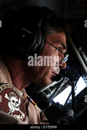 Chief Master Sgt. Robert Renn, KC-135 Stratotanker-Betreiber, führt eine Luftbetankungsmission über Afghanistan durch und unterstützt einen B-1B Lancer und einen F-16 kämpfenden Falken. Diese Mission markiert die 50.000 Flugstunden für die 340. OHREN im Jahr 2012. Stockfoto