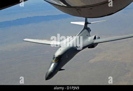 Ein B-1 b Lancer, bereitgestellt von Ellsworth Air Force Base, S.D., bereitet sich über Afghanistan, Dez. 22 betankt werden. Die B-1 b flog 26 US-Flaggen über Afghanistan der Grundschule von Sandy Hook, Dreharbeiten in Connecticut während der Durchführung von Missionen im support Stockfoto