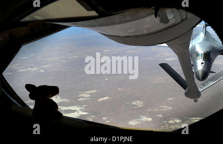 Eine KC-135 Stratotanker der 340th Expeditionary Air Betankungstruppe betankt eine B-1B Lanze über Afghanistan. Die B-1B, die von Ellsworth AFB eingesetzt wurde, flog US-Flaggen über Afghanistan als Teil einer Hommage an die Opfer der Sandy Hook Grundschule. Stockfoto