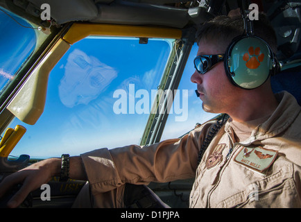 Captain Matthew Mills, 340. Expeditionary Air Refueling Squadron Pilot führt eine während des Fluges Betankung Mission auf einem KC-135 Stratotanker über Afghanistan, Dez. 22. Während dieses Fluges erreicht die 340th Ohren 50.000 Flugstunden für das Jahr 2012. Während der Stockfoto