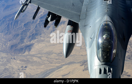 Eine f-16 Fighting Falcon, bereitgestellt von Shaw Air Force Base, SC, bereitet sich auf Kraftstoff aus einem 340. Expeditionary Luft tanken Squadron KC-135 Stratotanker über Afghanistan, Dez. 22 zu erhalten. Die f-16 Fighting Falcon erhielt Kraftstoff um Missionen durchführen Stockfoto