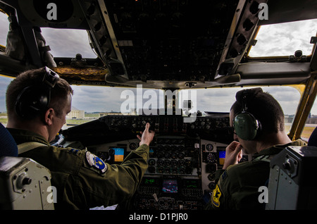 US Air Force Kapitäne Andrew Lawerence und Harrison Gippol, 909th Air Refueling Squadron Piloten führen ihre Pre-Flight Check in Vorbereitung auf eine Ausbildung Sortie auf Kadena Air Base, Japan, 27. Dezember 2012. Die 909th ARS bietet Kampf bereit KC-135-tan Stockfoto