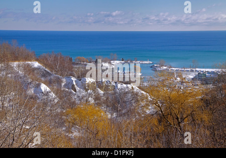 Scarborough Bluffs mit Marinas Bluffer Park Yacht Club und Scarborough Segelclub im Hintergrund Stockfoto