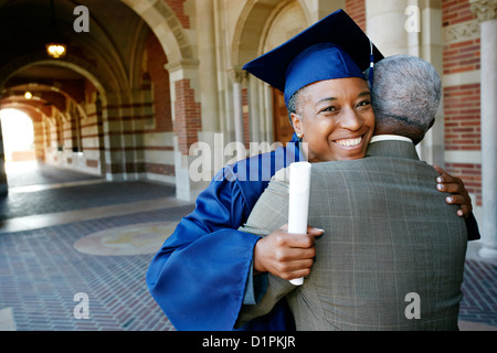 Schwarze Frau holding-Diplom und umarmen Mann lächelnd Stockfoto