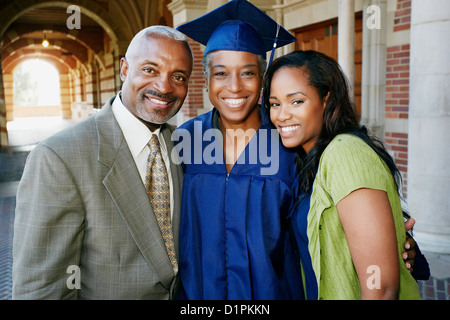 Stolze Familie stehend mit Diplom Stockfoto